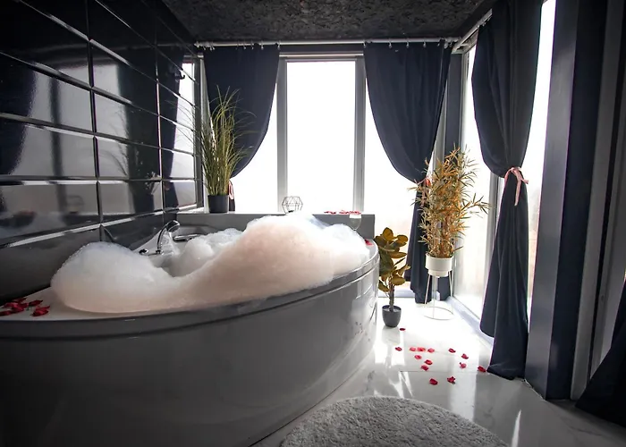 Your Throne Pool, Sauna & Jacuzzi