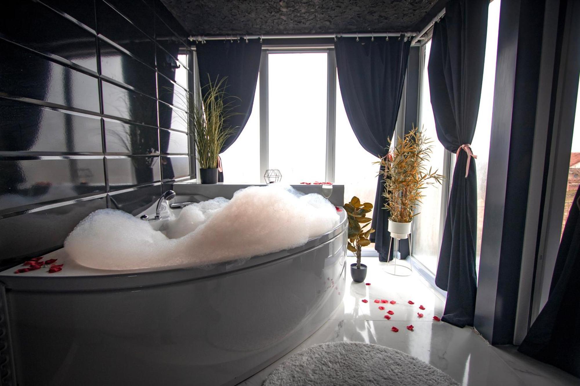 Your Throne Pool, Sauna & Jacuzzi