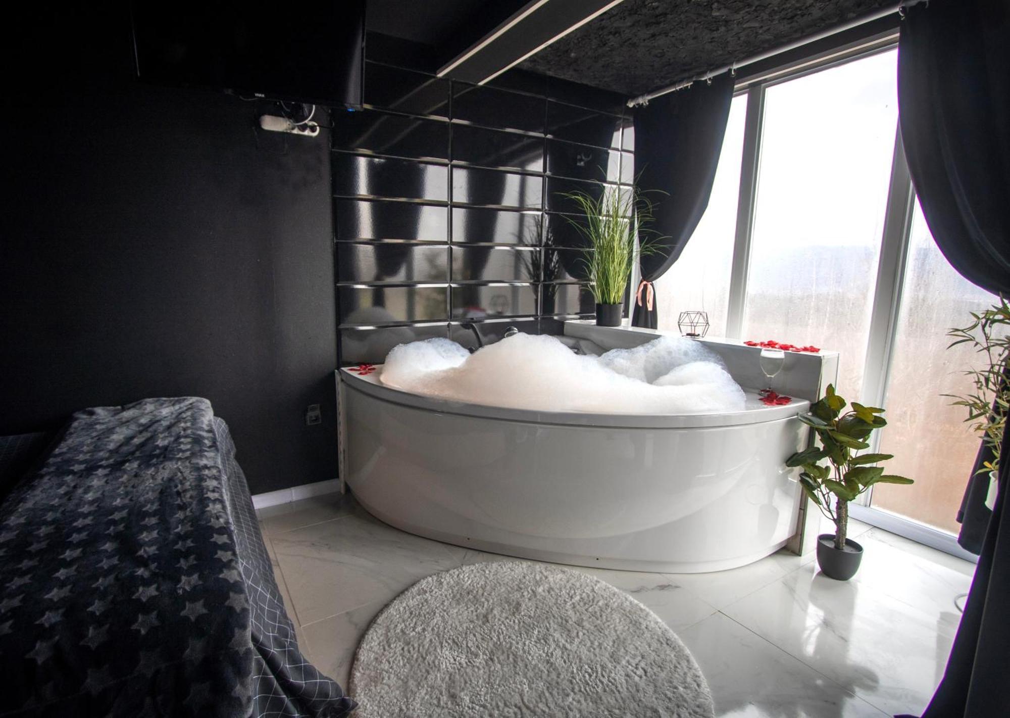 Your Throne Pool, Sauna & Jacuzzi Holiday home